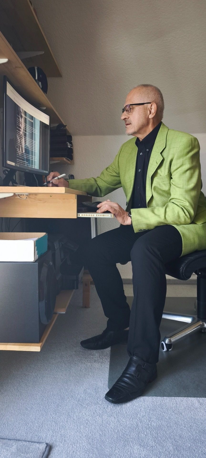 Schriftsteller Gerd Groß in Gedanken versunken